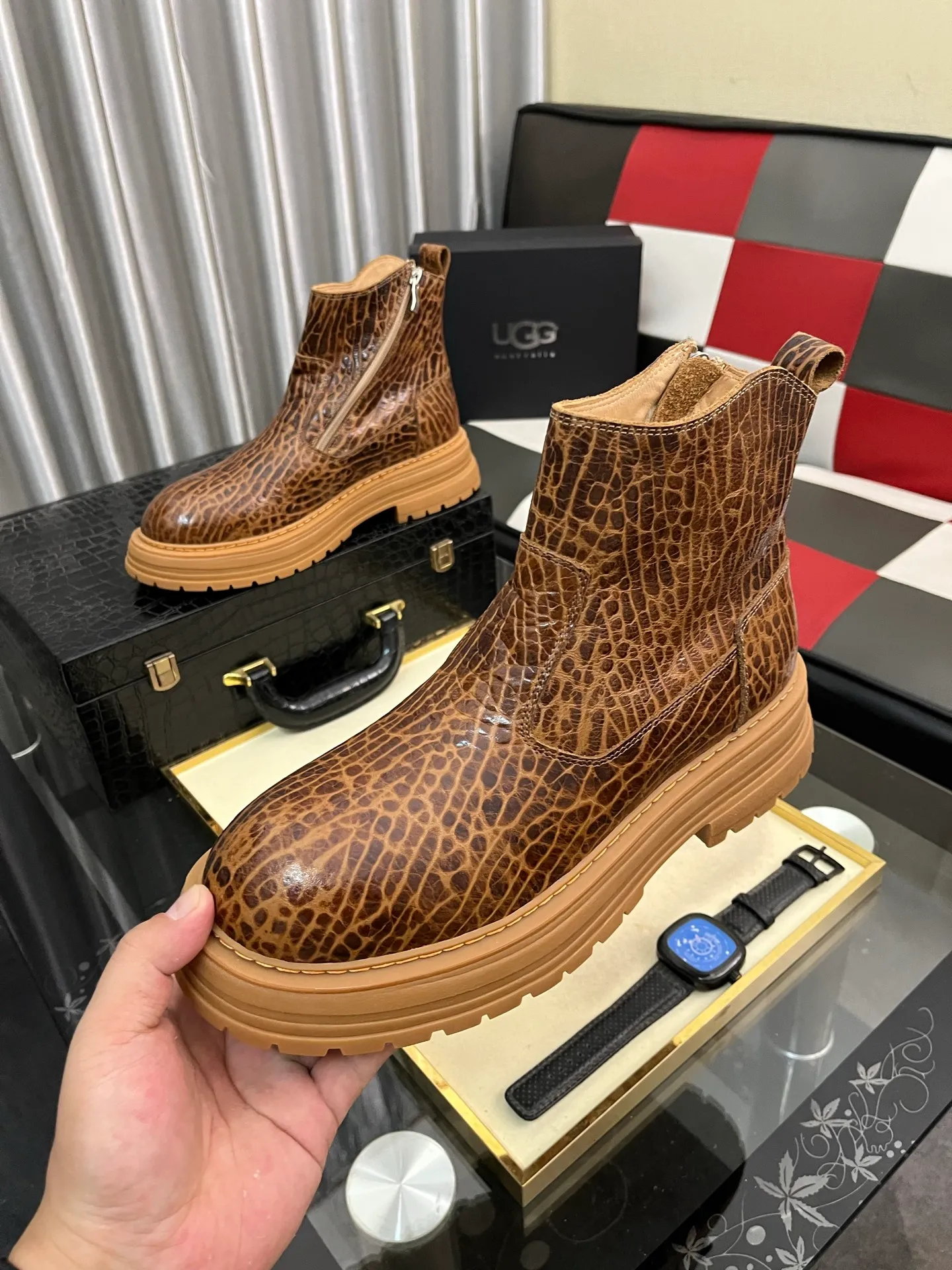 Ex-factory price: 680⌚️⌚️Thick wool imported from Australia Brand: UGG genuine purchasing agent Size: 39-44 (45 customized) Grade: Official website 1:1 Material: First layer of genuine leather waterproof and antifreeze upper Real wool lining Original non-slip and wear-resistant outsole Style category: Men's casual shoes Trendy style Comfortable on the feet Color: Official website color synchronization